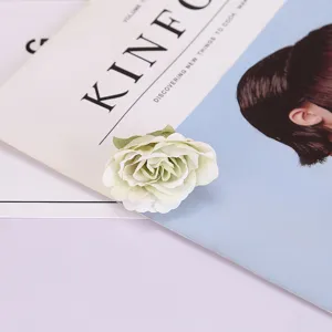 Kunstmatige rozenbloem hoofd detailopname, perfecte stoffen bloemen decoratie prop voor foto.