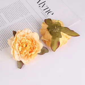 Nahaufnahme von künstlichen Pfirsich-Pfingstrosenblüten für DIY-Hochzeit und Dekoration.