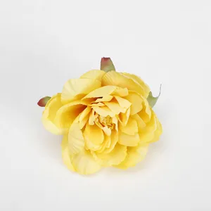 Kunstmatig geel lotus bloemhoofd detailopname voor DIY ambachten geschenkdoos decor