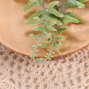 Primer plano de hojas de plantas verdes artificiales, ideal para accesorios de fotografía y fondo.