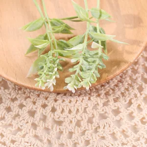 Primer plano de hojas de plantas verdes artificiales, ideal para accesorios de fotografía.