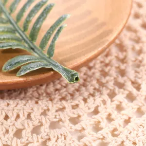Vista cercana de hoja de helecho artificial con textura fina y detalles realistas.