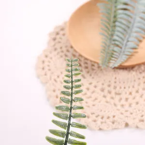 Hoja de helecho artificial accesorio fotográfico, textura detallada para decor boda.