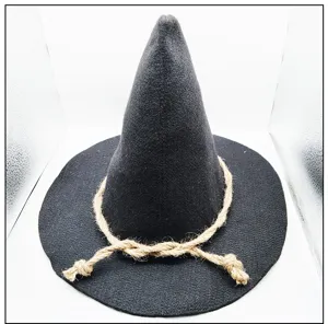 Sombrero de bruja negro de fieltro con decoracion de cuerda para fiestas y disfraces de Halloween.