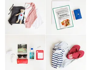 Reisbagage flat lay detail met georganiseerde kleding en reisaccessoires voor koffers.