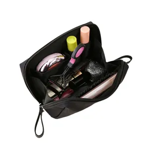 Trousse de maquillage noire vue ouverte avec compartiments pour rangement de voyage idéal.