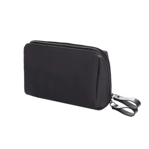 Sac cosmetique noir portable pour voyage, pochette de maquillage minimaliste a double fermeture.