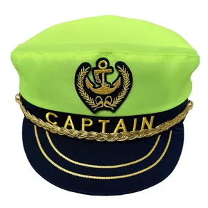 Detalle de gorra de capitán verde neón y azul marino, logotipo de ancla bordado, accesorio de disfraz
