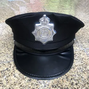 Primer plano detallado de una gorra de policía negra clásica con insignia plateada para fiestas.
