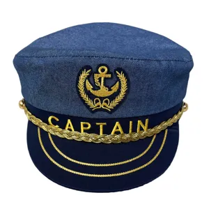 Gorra de capitán de mezclilla azul con bordado de ancla dorada y cuerda decorativa trenzada.