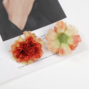 Künstliche Nelken Blütenköpfe Detail Nahaufnahme, mehrschichtiger Stoff, DIY Blumenaccessoires.