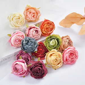 Detailansicht bunter künstlicher Rosenköpfe, ideal für Bastelarbeiten und Dekorationen.