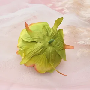 Künstlicher Rosenblütenkopf Detailansicht, grüner Kelch und Stoffblüten für DIY Dekor.