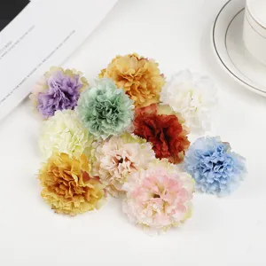 Nahaufnahme detailreicher künstlicher Seiden-Nelkenblüten für DIY-Dekorationen und Kränze.