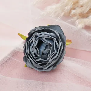 Nahaufnahme des dunkelgrau-blauen Samt-Rosenblütenkopfes für DIY-Fotografie und Dekoration.