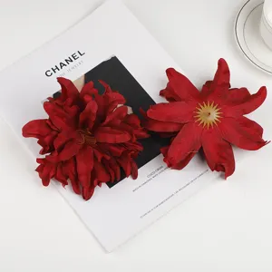 Künstliche Seide Pfingstrose Blütenkopf Detailaufnahme, dunkelrote Stoffblume DIY.