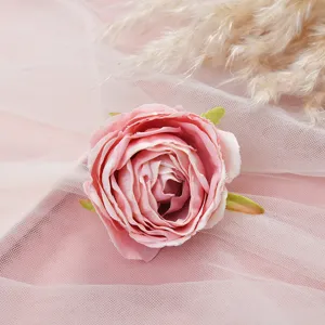 Rosa künstliche Rosenblütenkopf Detailansicht, weiches Stoffmaterial für DIY Dekorationen.
