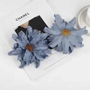 Blaue künstliche Seidenpfingstrosen Blümchen Köpfe Detail für DIY Handwerk und Dekoration.