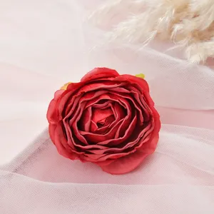 Rote künstliche Rosenkopf Nahaufnahme, ideal für DIY Handwerk Fotografie Hintergrund Dekor.