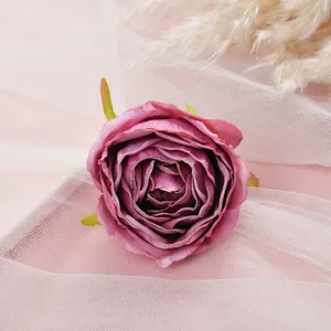 Detailaufnahme eines künstlichen violetten Samtrosenkopfes für DIY-Basteln und Dekoration.
