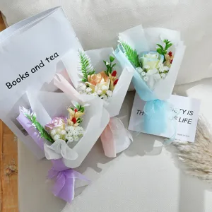 Kleines Seifenrosen Blumenstrauß Geschenkset, künstliche Mini Blumen für romantische Anlässe.