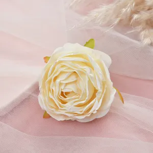 Nahaufnahme künstlicher elfenbeinfarbenen Rosenblüte, ideal für DIY-Basteln und Fotorequisiten.