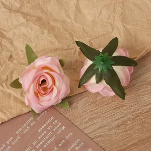 Detailansicht künstlicher Seidenrosenblüten, rosa DIY Handwerks Blumen Dekorationsmaterial.