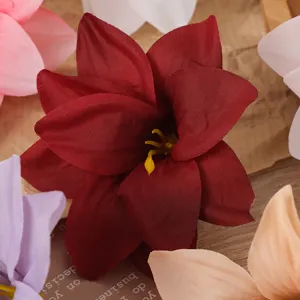 Nahaufnahme Detail von künstlichen Stofflilien Blütenköpfen für handgemachte DIY Haarschmuck Requisiten.
