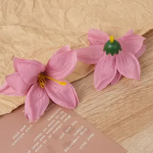 Detailaufnahme rosa künstlicher Lilienblütenköpfe, ideal für DIY-Bastelarbeiten und Haarschmuck.