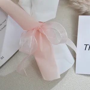 Mini Seifenrosen Blumenstrauß mit rosa Geschenkpapier und glitzerndem Schleifenband