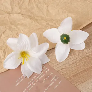 Nahaufnahme weißer künstlicher Blumenköpfe für DIY-Haaraccessoires und Hochzeitsbasteln.