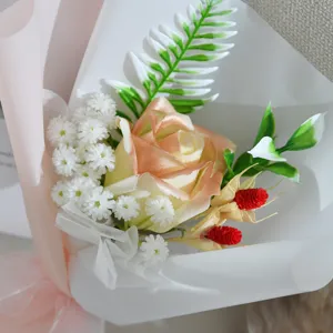 Detailaufnahme des Mini-Seifenrosenstrauchs mit Schleierkraut und eleganter Geschenkverpackung.