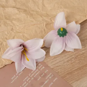 Nahaufnahme rosa künstlicher Lilienblüten, Details für DIY Haar Accessoire Material.