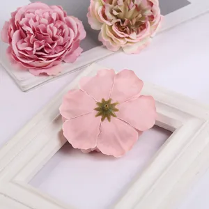Detaillierte Nahaufnahme von künstlichen rosa Seidenrosenblüten, ideal für Bastelarbeiten.