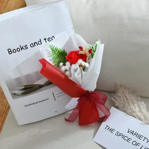 Mini Seifenrosen Blumenstrauß Geschenkartikel, romantische rot-weiße Verpackung für Damen.