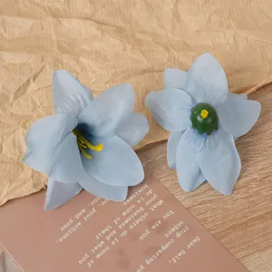 Künstliche hellblaue Lilienblütenköpfe für DIY-Basteln, Hochzeits-Haarschmuck und Dekoration.