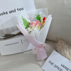 Mini Seifenrosen Blumenstrauß Geschenk verpackt in rosa Papier mit Schleife für jeden Anlass.