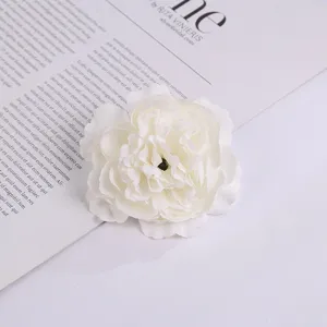 Detailaufnahme einer künstlichen weißen Seidenrosenblüte, ideal als Dekorationsrequisite.