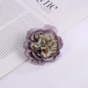 Detaillierte Nahaufnahme einer künstlichen lila Seidenblume mit mehrschichtigen Blütenblättern.