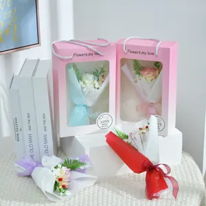 Mini Seifenrosen Blumenstrauß Geschenkschachtel mit rosa Sichtfenster für feierliche Anlässe.
