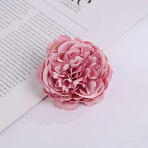 Nahaufnahme des rosa künstlichen Seidenpfingstrosen-Blütenkopfes, ideal für Blumendekorationen.