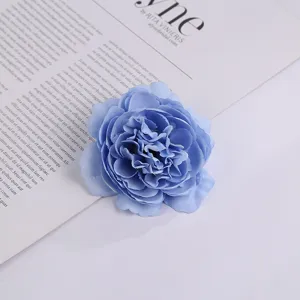 Wunderschöne blaue künstliche Seidenrosen Blüte als Requisite für Hochzeitsdeko
