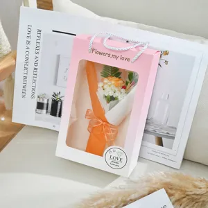 Detail des Mini Seifenrosen Blumenstrauß Geschenkkarton, rosa Fenstertasche Design, Geschenk.