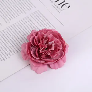 Nahaufnahme Detailansicht einer dunkelrosa künstlichen Pfingstrose, ideal als Foto-Requisite.
