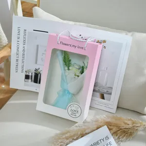 Detailaufnahme der Mini Seifenrosen Blumenstrauß Geschenkbox für romantische Anlässe.