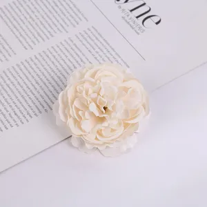 Detailaufnahme einer eleganten künstlichen cremefarbenen Rose für perfekte Dekorationen.