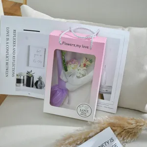 Detailansicht der rosa Geschenkschachtel mit Seifenrosenstrauß und transparentem Sichtfenster.