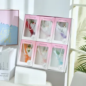 Detailansicht der Mini-Seifenblumen-Geschenkbox mit sechs rosa Mini-Blumensträußen im Sichtfenster.