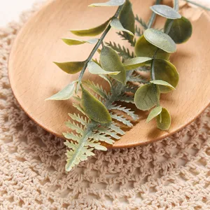 Kunstmatige eucalyptus en varen bladeren set voor huisdecoratie en mooie bloemstukken.