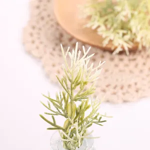 Detalle de hojas de plantas verdes artificiales, ideal para fondos de fotografía y decoración.